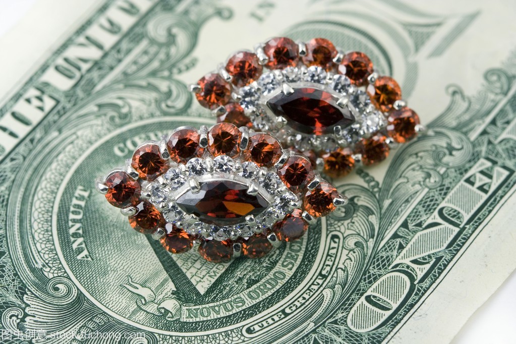 珠宝首饰、金钱与化妆品 现代消费文化的象征与反思